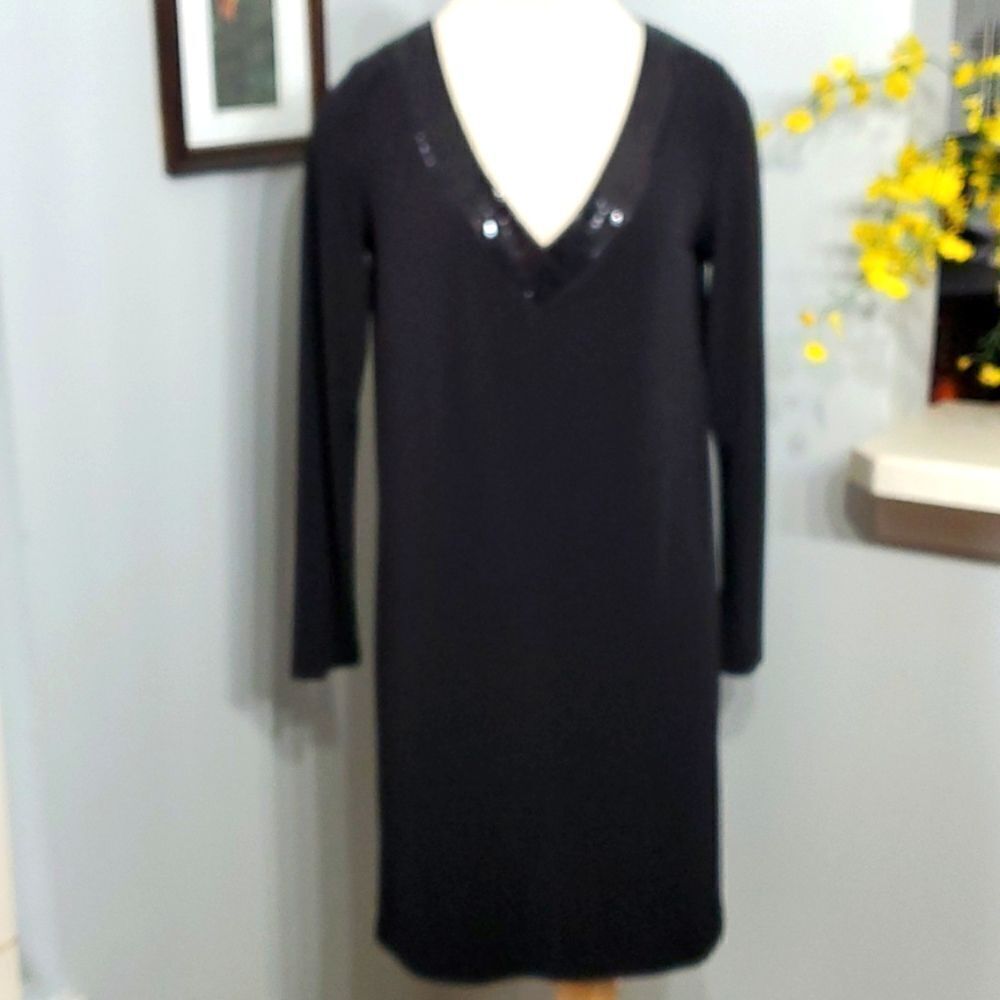 Calvin Klein black dress, sexy and flattering. Size 6.‎ Sequins V neck, l…